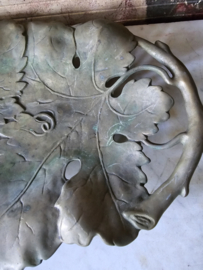 Antiek bronzen schaal druivenblad