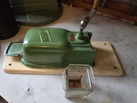 Oud groen gietijzeren koffiemolen PeDe