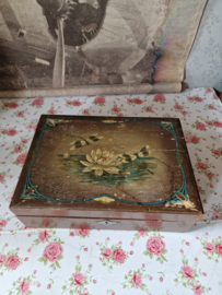 Antiek houten kist libelle