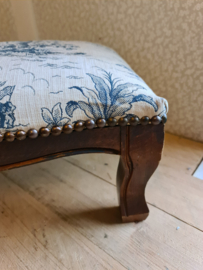 Oud voetenbankje toile de jouy stof