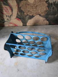 Oud blauw blikken eierrekje