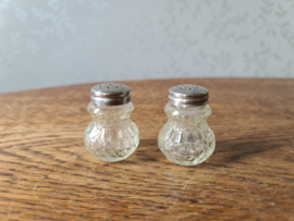 Oud glazen peper en zout vaatje