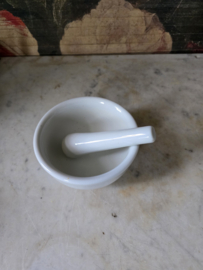 Wit porseleinen vijzel