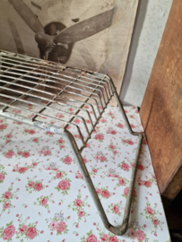 Oud metalen caravan opstapje