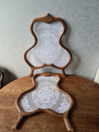 Klein antiek houten raamhor bloemen ornament