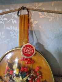 Oud droogbloemen boeket in bolglas lijst
