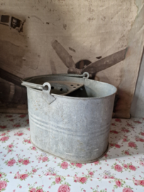 Oude zinken dweilemmer