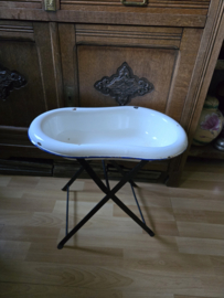 Wit emaille badje op standaard