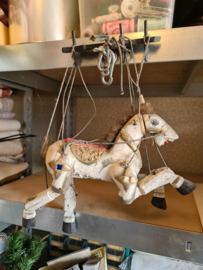 Oud houten marionetten paard