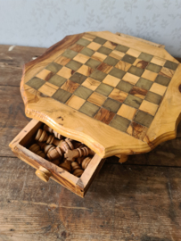 Oud houten schaaktafeltje schaakspel