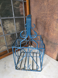 Oud petrolblauw metalen flessenrek