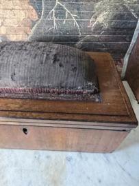 Antiek houten naaidoos speldenkussen