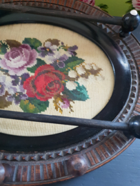 Oud nostalgisch ovaal handdoekenrekje rekje roos