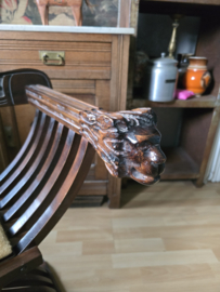 Oude houten leeuwenkop stoel