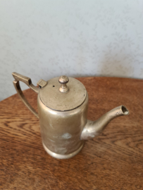 Oude verzilverde koffiepot