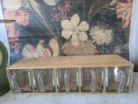 Glazen grutterskast kruidenkast