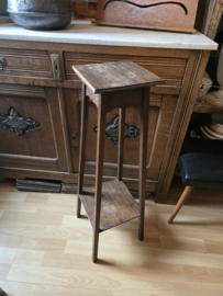 Oud houten plantentafeltje