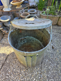 Oude zinken vuilnisbak