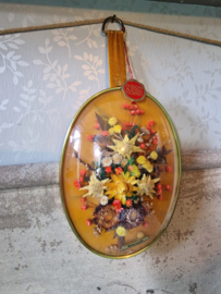 Oud droogbloemen boeket in bolglas lijst
