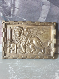 Bronzen plaat gevleugelde leeuw