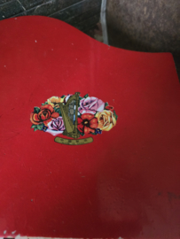Oud rood houten kinderpiano