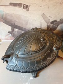 Antiek gietijzeren kolenbak schildpad