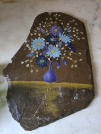 Schilderijtje op leisteen blauwe kan boeket bloemen
