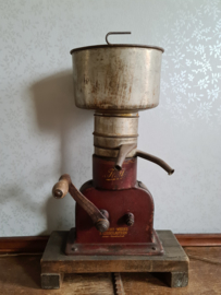 Antiek duitse gietijzeren melkontromer centrifuge