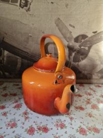 Oranje rood emaille waterketel