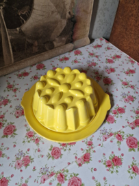 Puddingvorm met onderbord geel