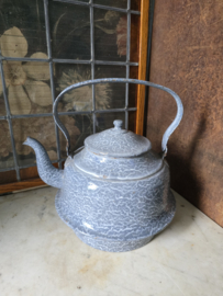 Grijs gewolkte emaille waterketel