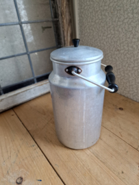 Oude aluminium melkbus
