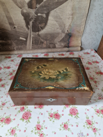 Antiek houten kist libelle