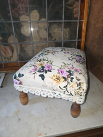 Brocante voetenbankje