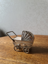 Verzilverde spaarpot kinderwagen