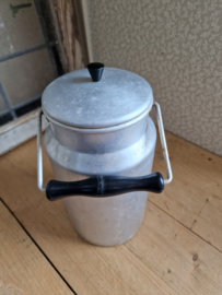 Oude aluminium melkbus