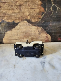 Oud blikken ambulance auto