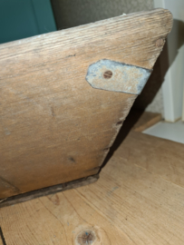 Oude doorleefde houten aardappel bak