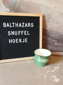 Reseda groen emaille soda bakje met zilverkleurige bies