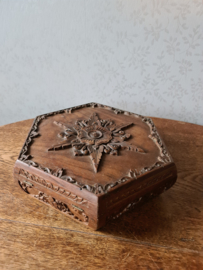 Oude bewerkte houten sieradendoos bloem