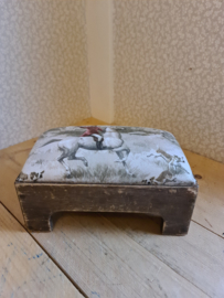 Antiek houten stoofje jacht tafereel