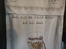 Vintage handdoekenrek met overdoek