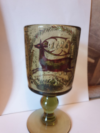Oud glas op voet springend hert