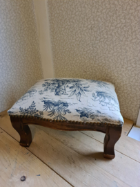 Oud voetenbankje toile de jouy stof