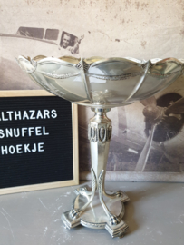 Verzilverde schaal op voet leeuwenpoten