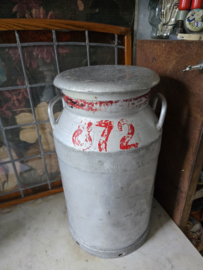 Oude aluminium melkbus