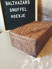 Oude bewerkte houten sigarenkist sigarendoos
