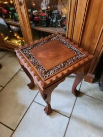 Oud bewerkt houten tafeltje