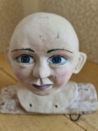 Oud poppen hoofdje pierrot