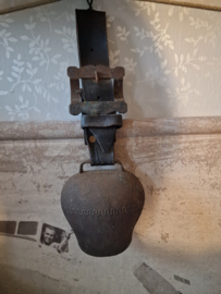 Oude doorleefde koeienbel koe bel